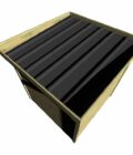 AF2x2x2,08 6 Abri jardin en bois de pin avec toit noir, vue aérienne inclinée