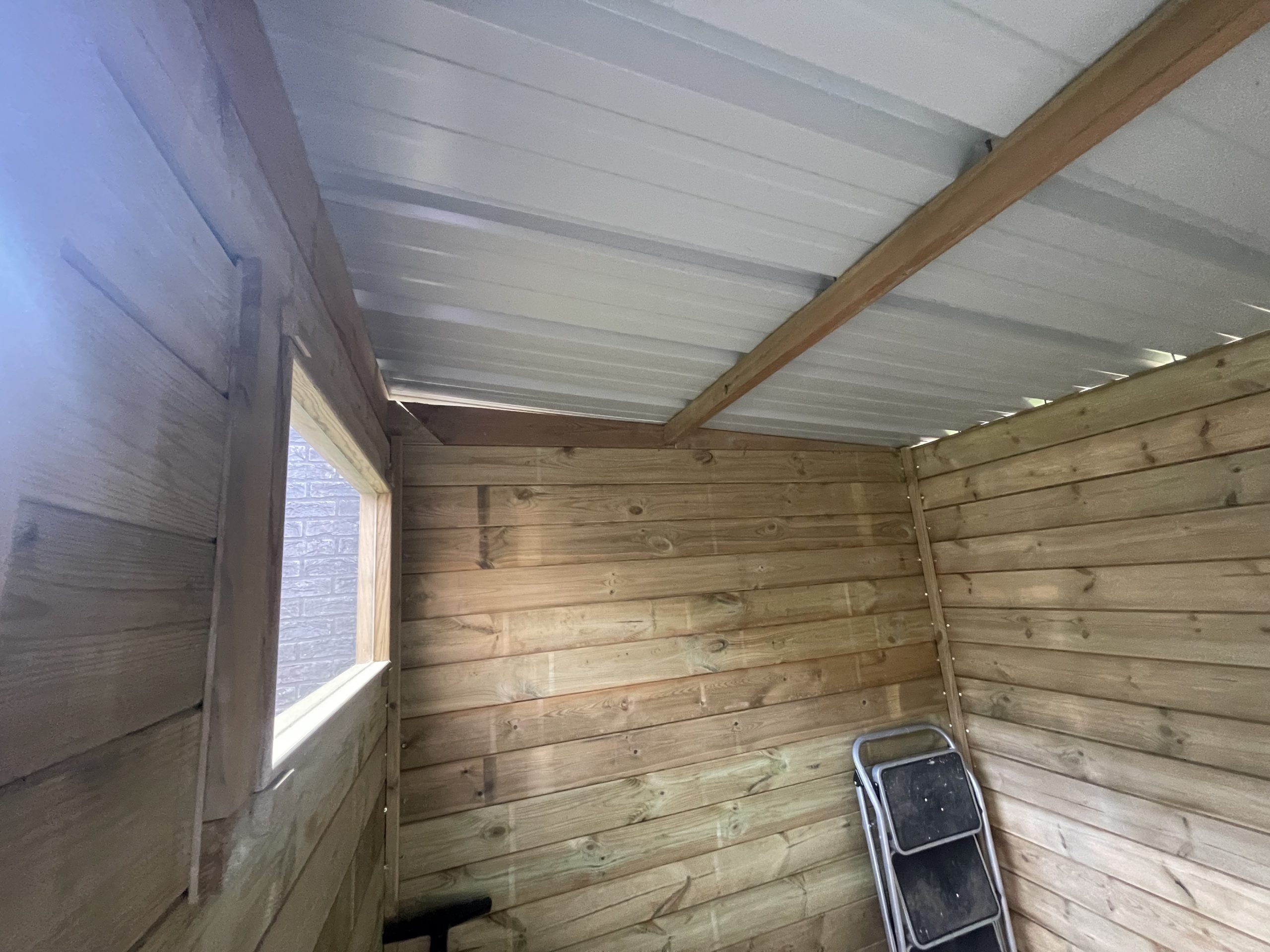 Fixer les bac acier de l’abri français ?