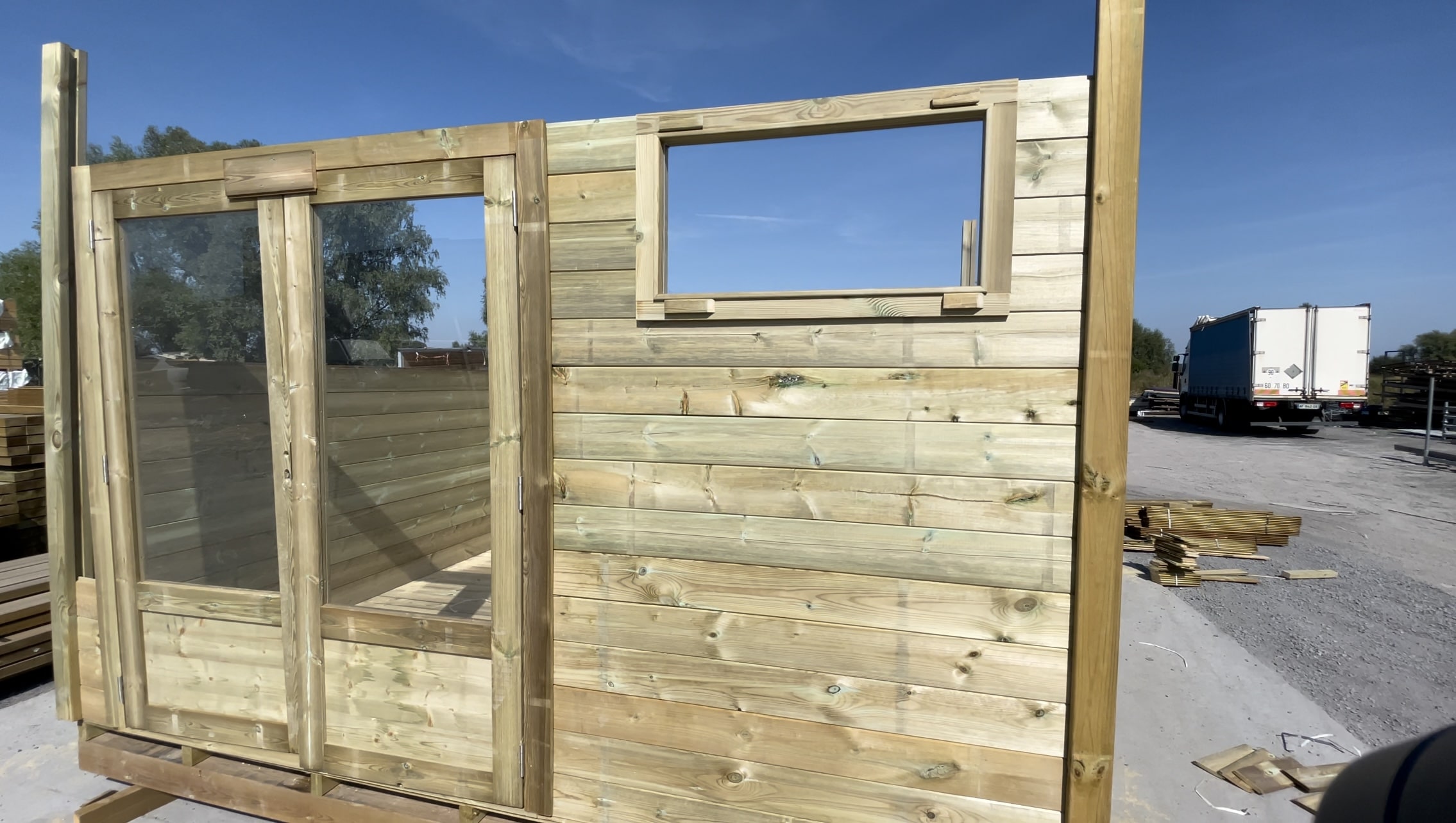 L’assemblage d’une porte d’un abri français se fait en même temps que le montage de l’abri lui-même. C’est une pièce à part que vous devez installer sur votre abri. Pour ce faire, vous devez d’abord disposer d’une porte double. Vous devez aussi avoir des vis ainsi que de deux charnières pour votre porte d'un abri français. Vous aurez aussi besoin d’une visseuse dévisseuse et d’un mètre pour la précision. Avant de monter la pièce sur l’abri de jardin, vous devez construire un cadre de bâti. Ce cadre maintiendra votre porte une fois installée sur l’abri. De plus, il apportera de la solidité à votre porte.