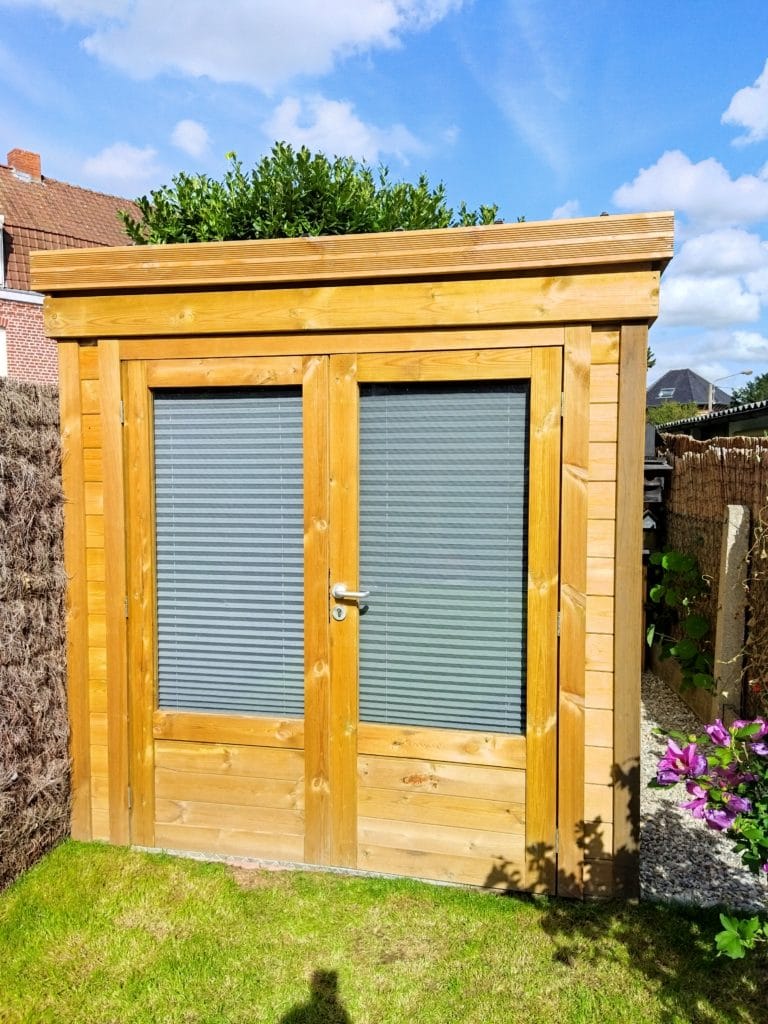 Le bois est une matière vivante et donc il requiert un entretien régulier. Par ailleurs, il peut également subir des attaques extérieures, de par les intempéries, mais également les moisissures, les champignons et les insectes. Rassurez-vous, nettoyer son abri bois régulièrement reste une opération très simple.