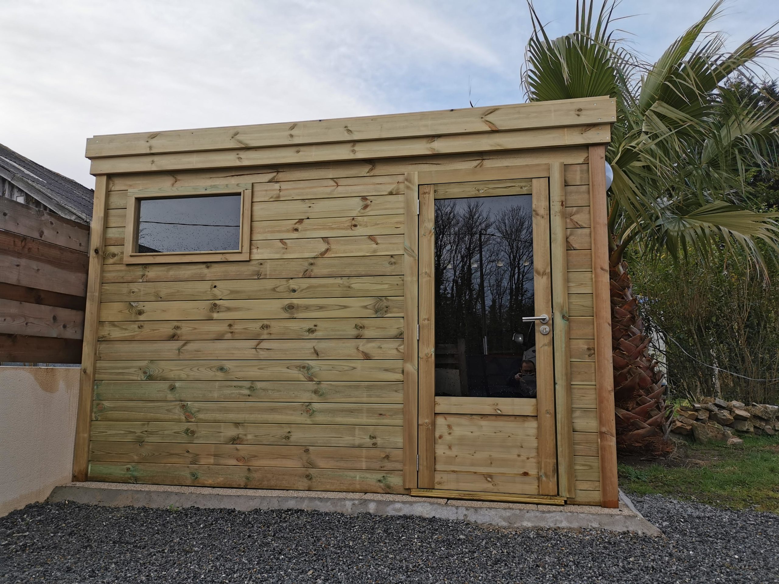 abri de jardin en bois (déforme)