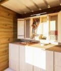 Image (3)AF25x20x211P0PD0F Aménagement intérieur d'un abri jardin en bois avec rangements et échiquier