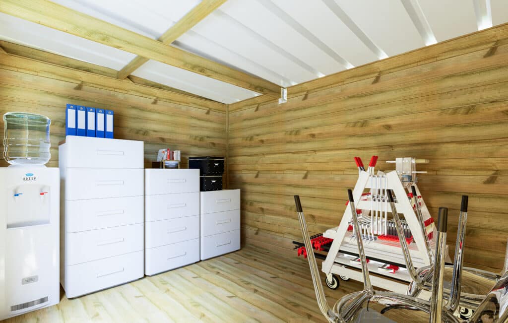 Abri jardin en bois avec rangements et outils de jardinage stockés