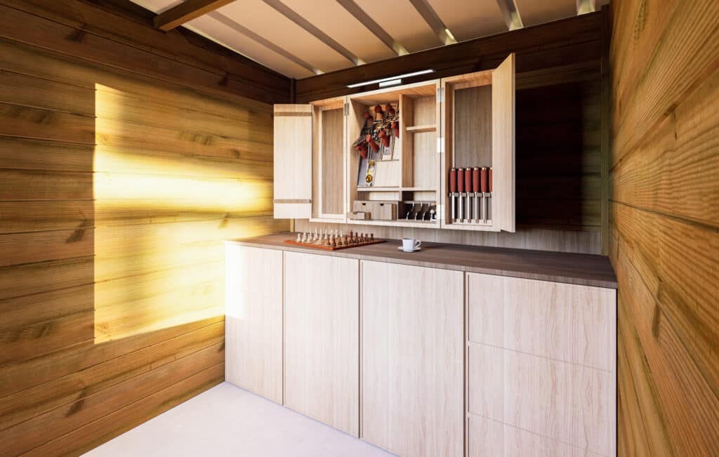 Intérieur d'un abri jardin en bois avec rangement et échiquier sur le comptoir