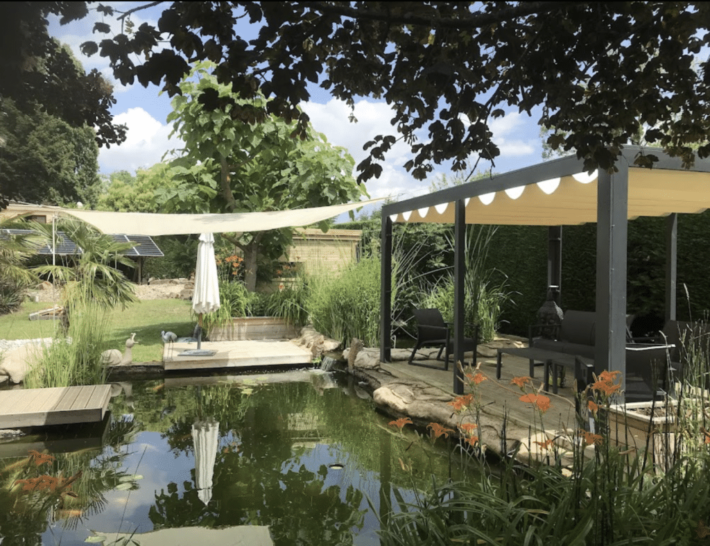 Un abri de jardin de 10m2 est l'ajout parfait pour compléter votre espace extérieur. Notre client a choisi un abri avec une surface de 10,4m2, il offre amplement d'espace pour répondre à ses besoins de stockage, de bricolage ou de loisirs. Doté d'une porte et d'une fenêtre, cet abri allie praticité et esthétique.