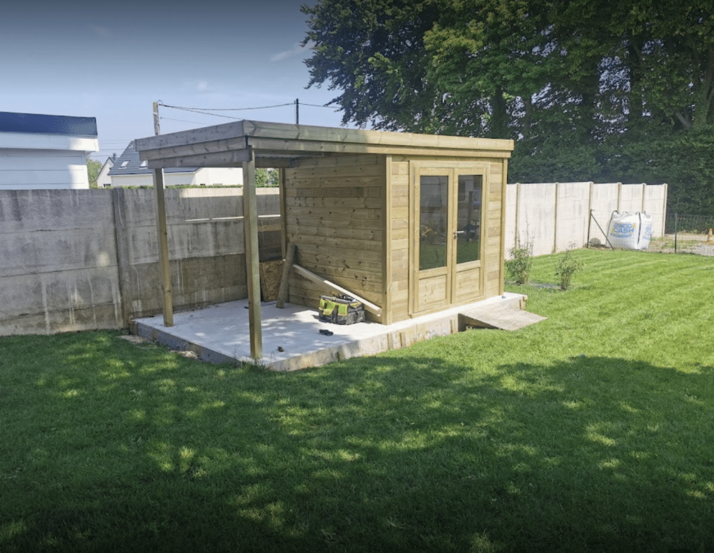 Abri jardin bois avec appentis intégré, installation client sur pelouse, qualité supérieure