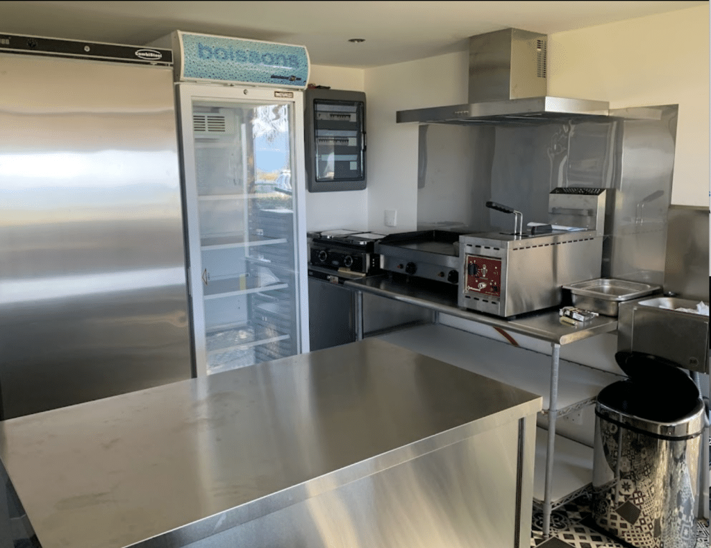 Aménagement commercial d'un kiosque pizza à emporter dans un abri jardin facile à monter