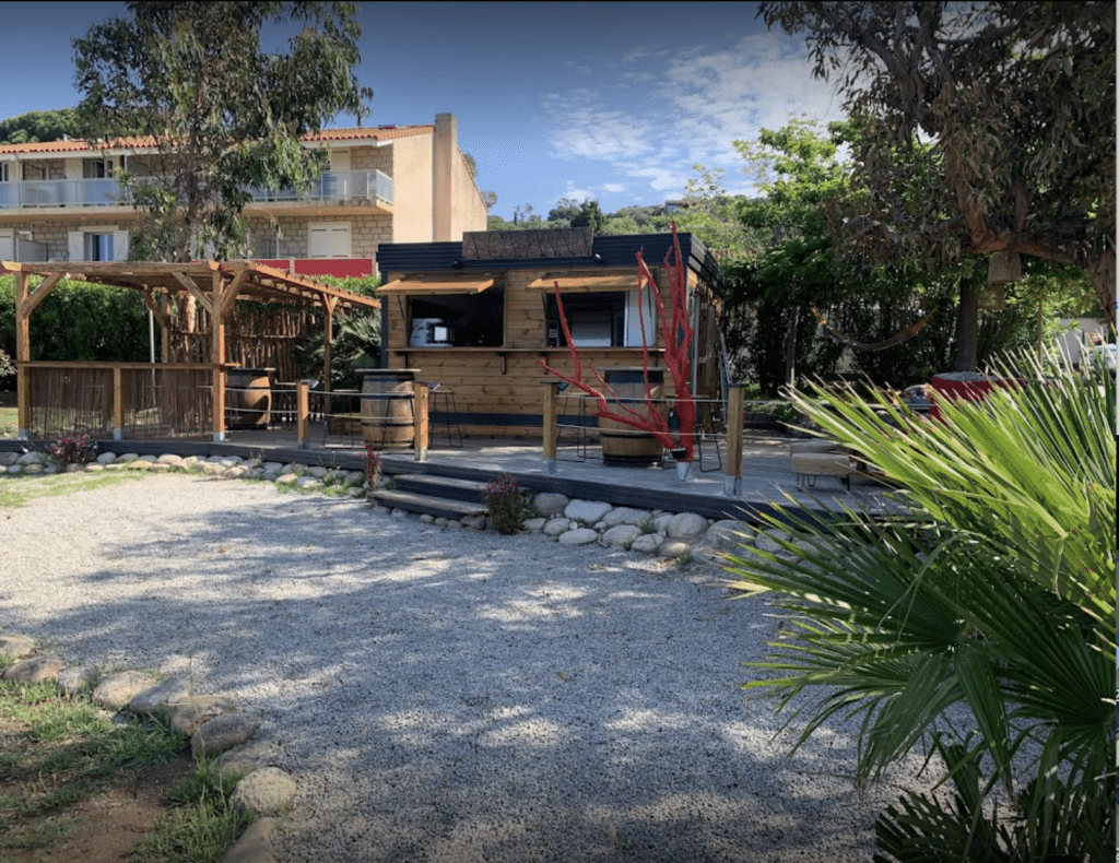 Abri jardin en bois aménagé en kiosque à pizza, installation client sur terrasse en bois avec pergola