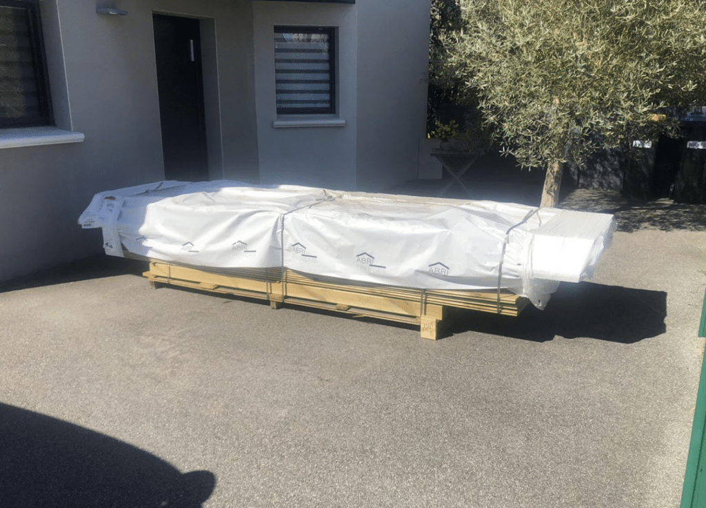 Kit abri jardin bois livré et prêt à être monté dans un jardin, qualité Abri Français