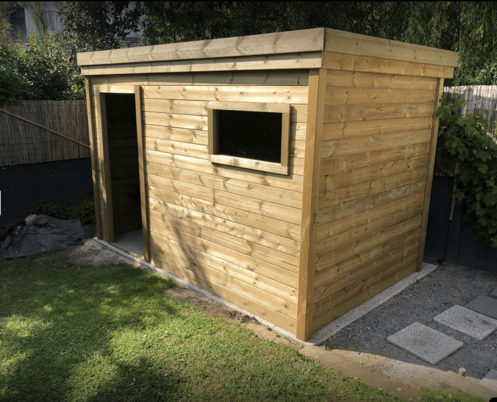 Abri de jardin en bois installé dans un jardin verdoyant avec terrasse, rendu final de qualité