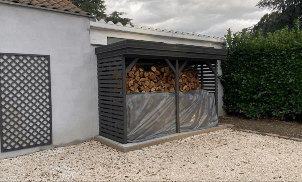 Abri bois pour stockage bois de chauffage, installation client dans jardin, qualité Abri Français