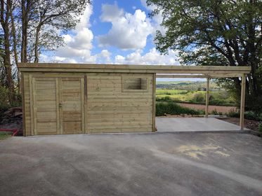 Abri jardin en bois avec appentis attenant, installation client en milieu naturel verdoyant