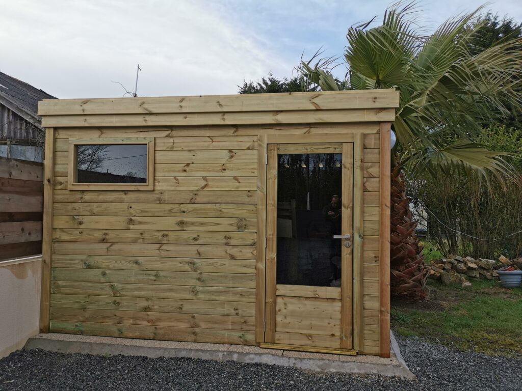 abri de jardin en bois ( petit espace)