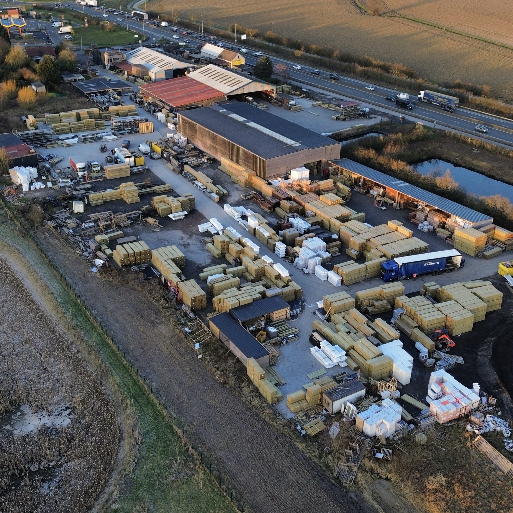 👉 Optez pour un bac acier robuste et esthétique avec notre modèle RAL 7016 – 63/100 – 5 ondulations ! 💪