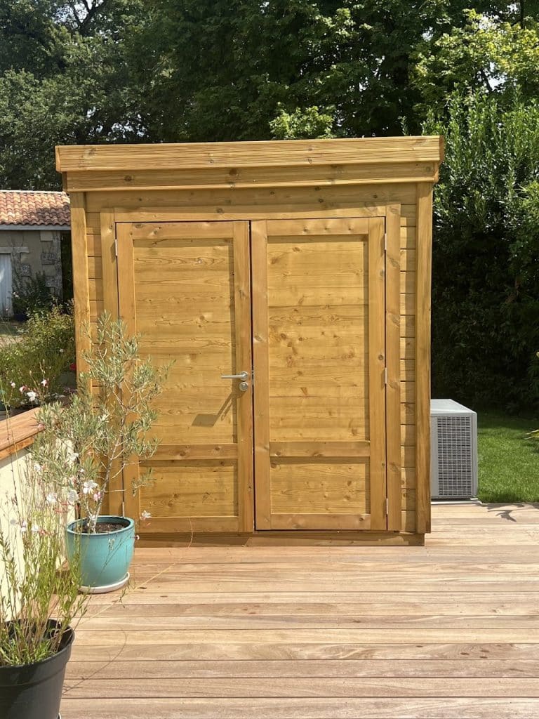 Abri jardin en bois pin sylvestre, local technique sur terrasse bois, qualité supérieure, installation client satisfaite