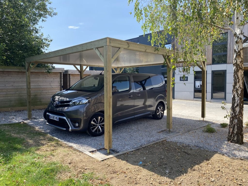 Carport pin sylvestre traite installe — vehicule monovolume sous carport