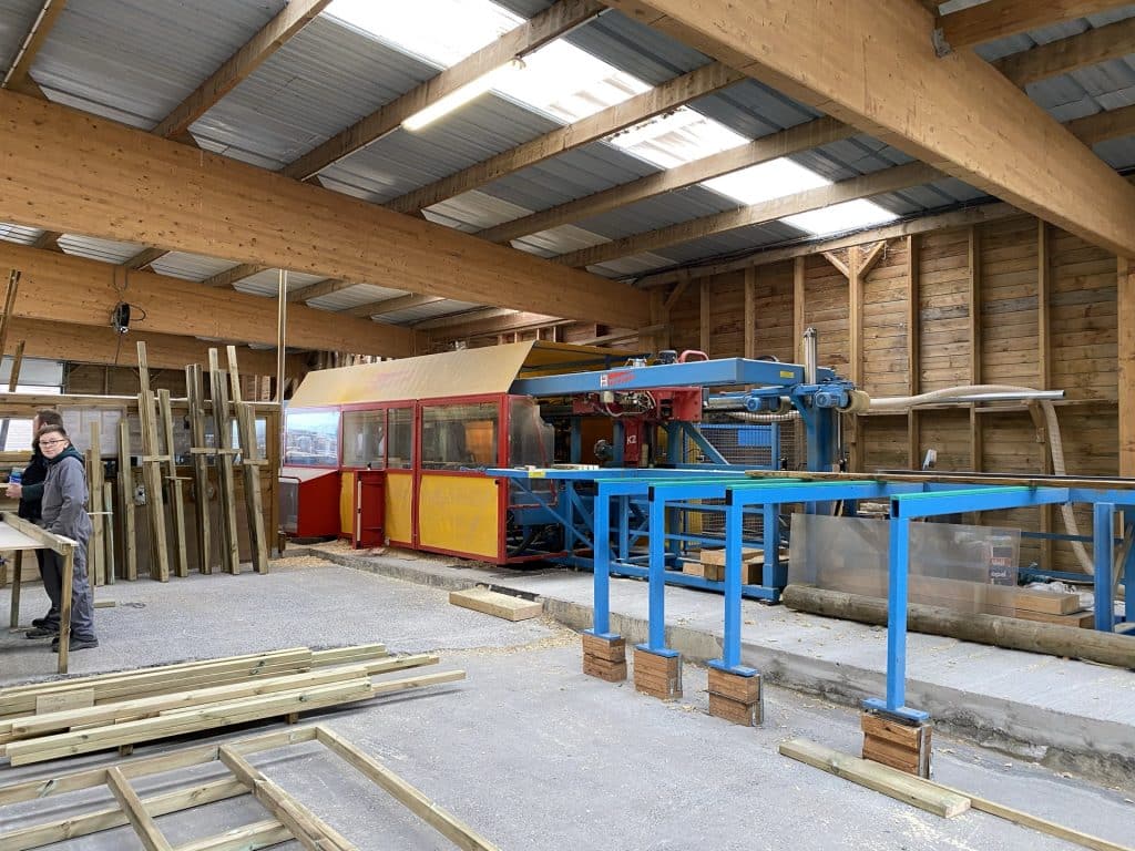 Equipiere Abri Francais a la scierie — atelier production
