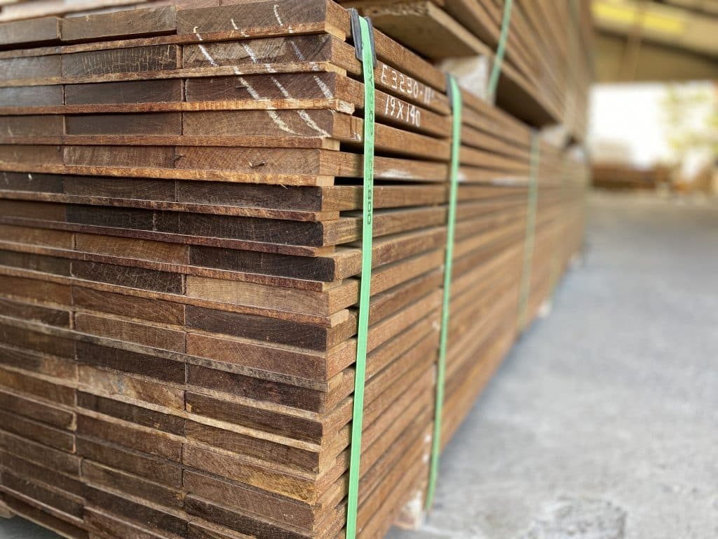 Stock de palettes bois exotique fonce — entrepot exterieur Abri Francais