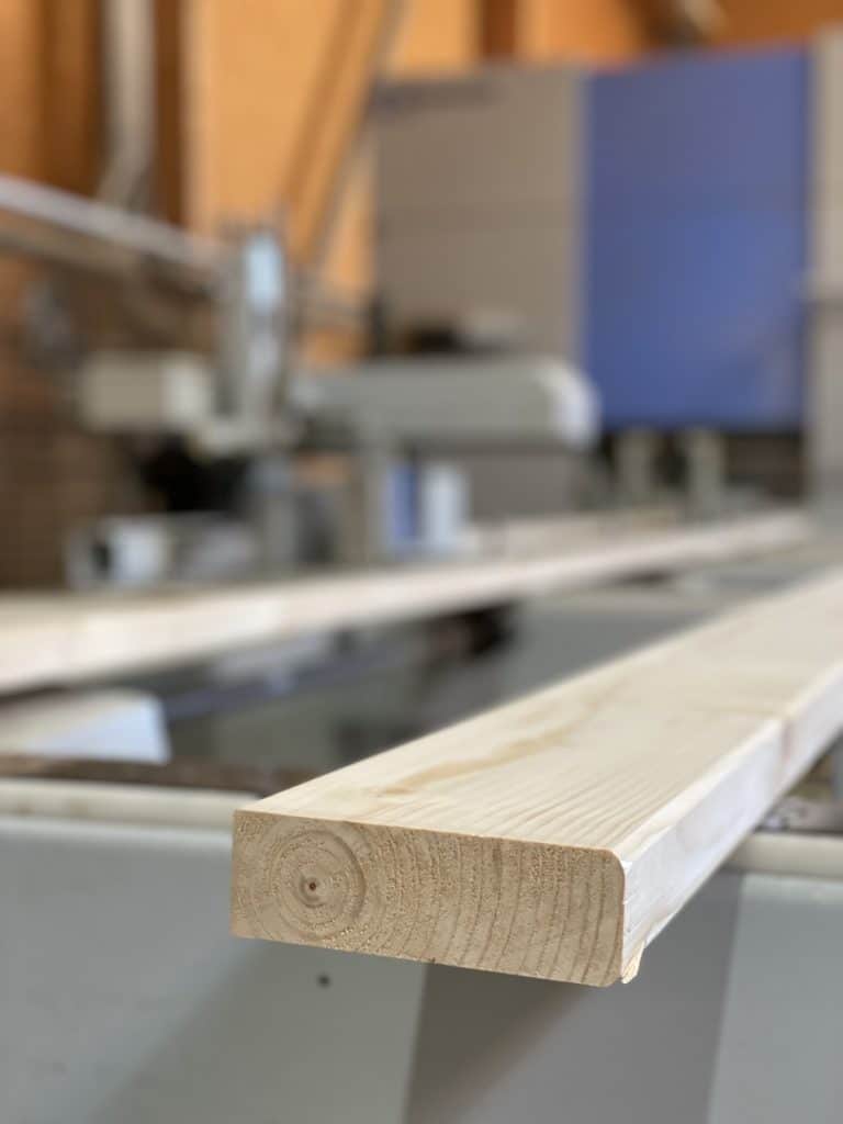 Machine à commande numérique CNC — rabotage pin sylvestre atelier Illies