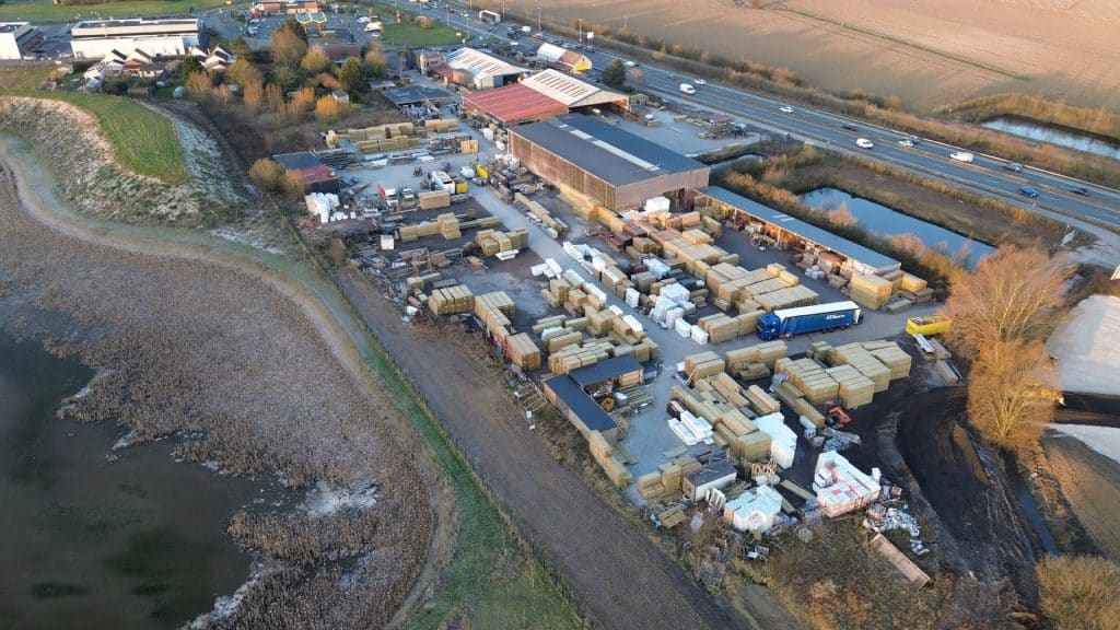 Vue drone du site de production Abri Francais a Illies (Nord) — hangars et stock palettes
