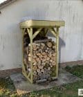 Abri à bûches 1 m × 1,30 m, adossé – mise en situation