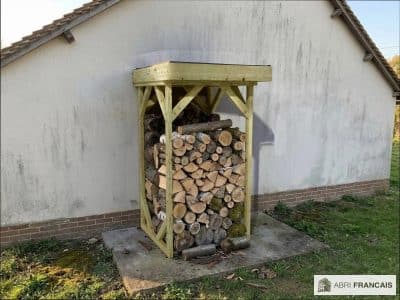 Abri à bûches 1 m × 1,30 m, adossé – mise en situation