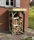 Abri à bûches 1 m × 1,30 m, adossé, avec gouttière – mise en situation
