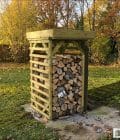 Abri à bûches 1 m × 1,30 m, avec gouttière – mise en situation
