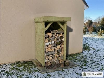 Abri à bûches 1 m × 1,30 m, adossé – mise en situation