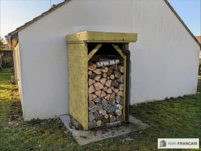 Abri à bûches 1 m × 1,30 m, adossé, avec gouttière – mise en situation