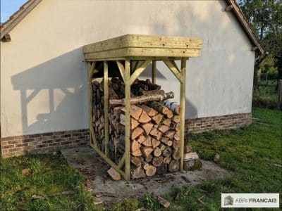 Abri à bûches 1 m × 2,27 m, adossé – mise en situation