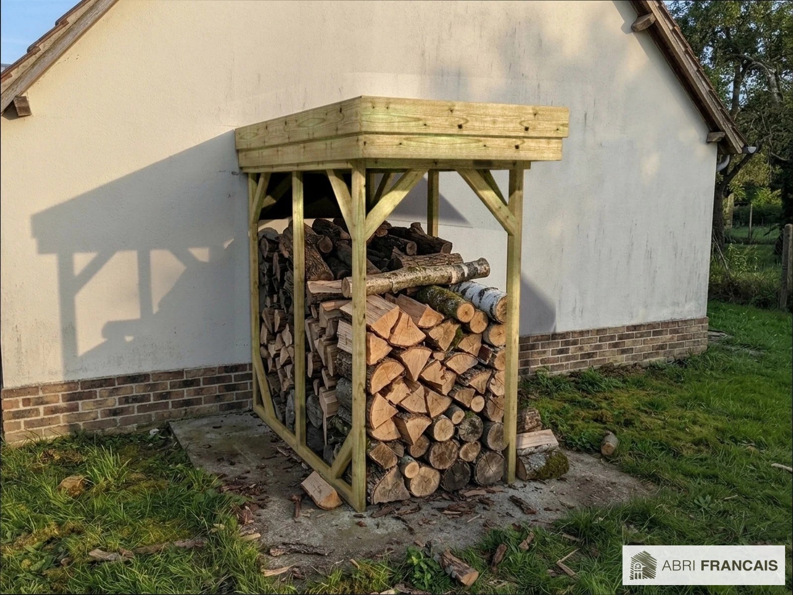 Abri à bûches 1 m × 2,27 m, adossé – mise en situation