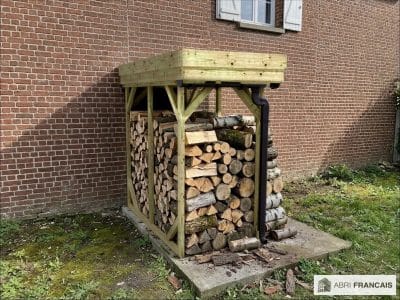 Abri à bûches 1 m × 2,27 m, adossé, avec gouttière – mise en situation