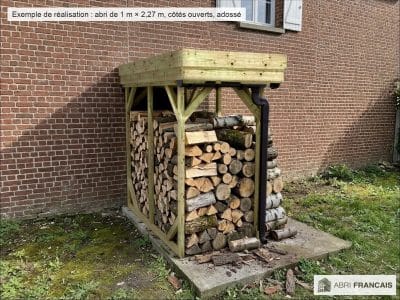Abri à bûches 1 m × 2,27 m, avec gouttière – mise en situation
