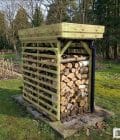 Abri à bûches 1 m × 2,27 m, avec gouttière – mise en situation