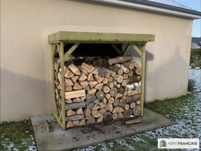 Abri à bûches 2 m × 1,30 m, adossé – mise en situation