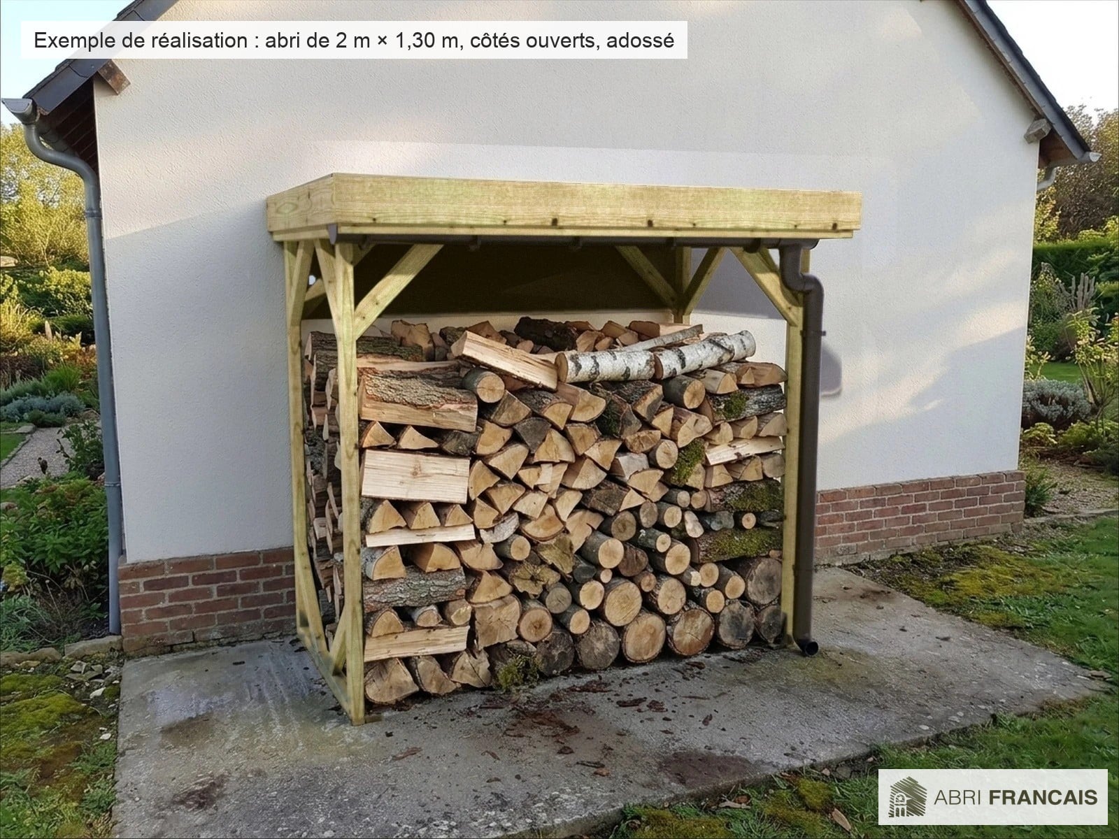 Abri à bûches 2 m × 1,30 m, avec gouttière – mise en situation