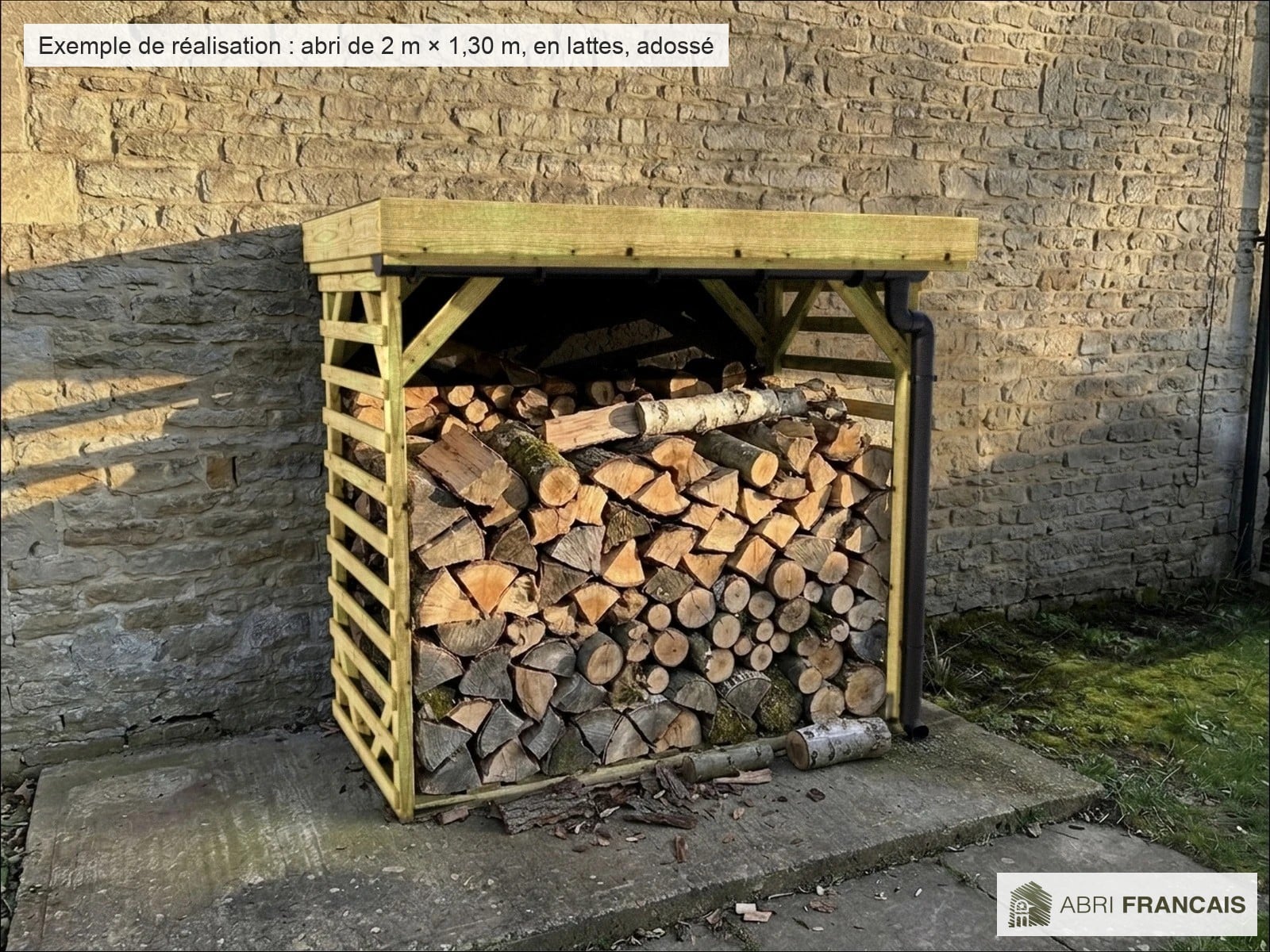 Abri à bûches 2 m × 1,30 m, avec gouttière – mise en situation