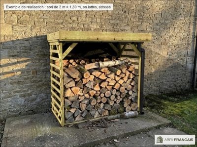 Abri à bûches 2 m × 1,30 m, avec gouttière – mise en situation