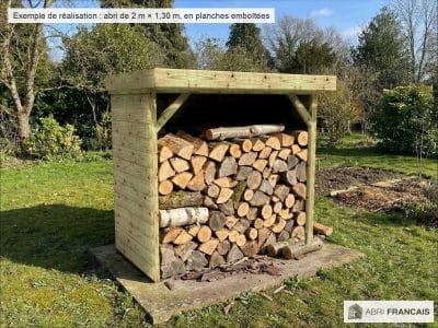 Abri à bûches 2 m × 1,30 m, adossé – mise en situation