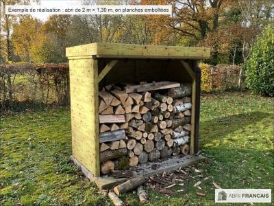 Abri à bûches 2 m × 1,30 m, adossé, avec gouttière – mise en situation