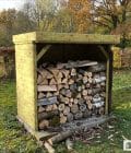 Abri à bûches 2 m × 1,30 m, avec gouttière – mise en situation