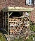 Abri à bûches 2 m × 2,27 m, adossé – mise en situation