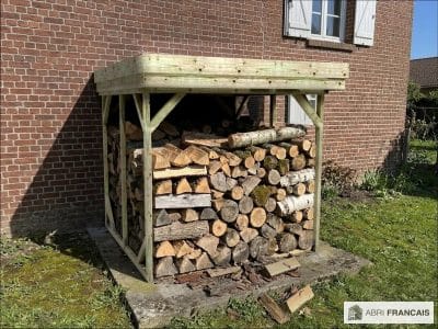 Abri à bûches 2 m × 2,27 m, adossé – mise en situation