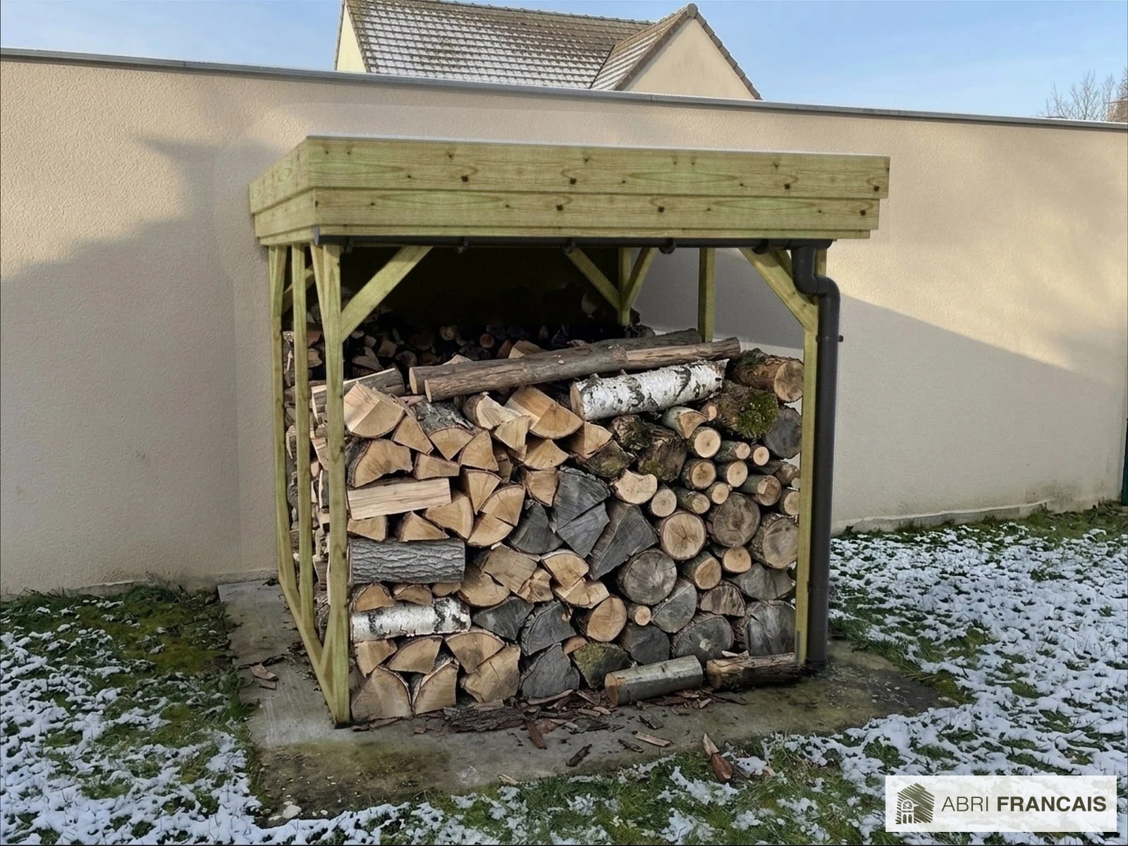 Abri à bûches 2 m × 2,27 m, adossé, avec gouttière – mise en situation