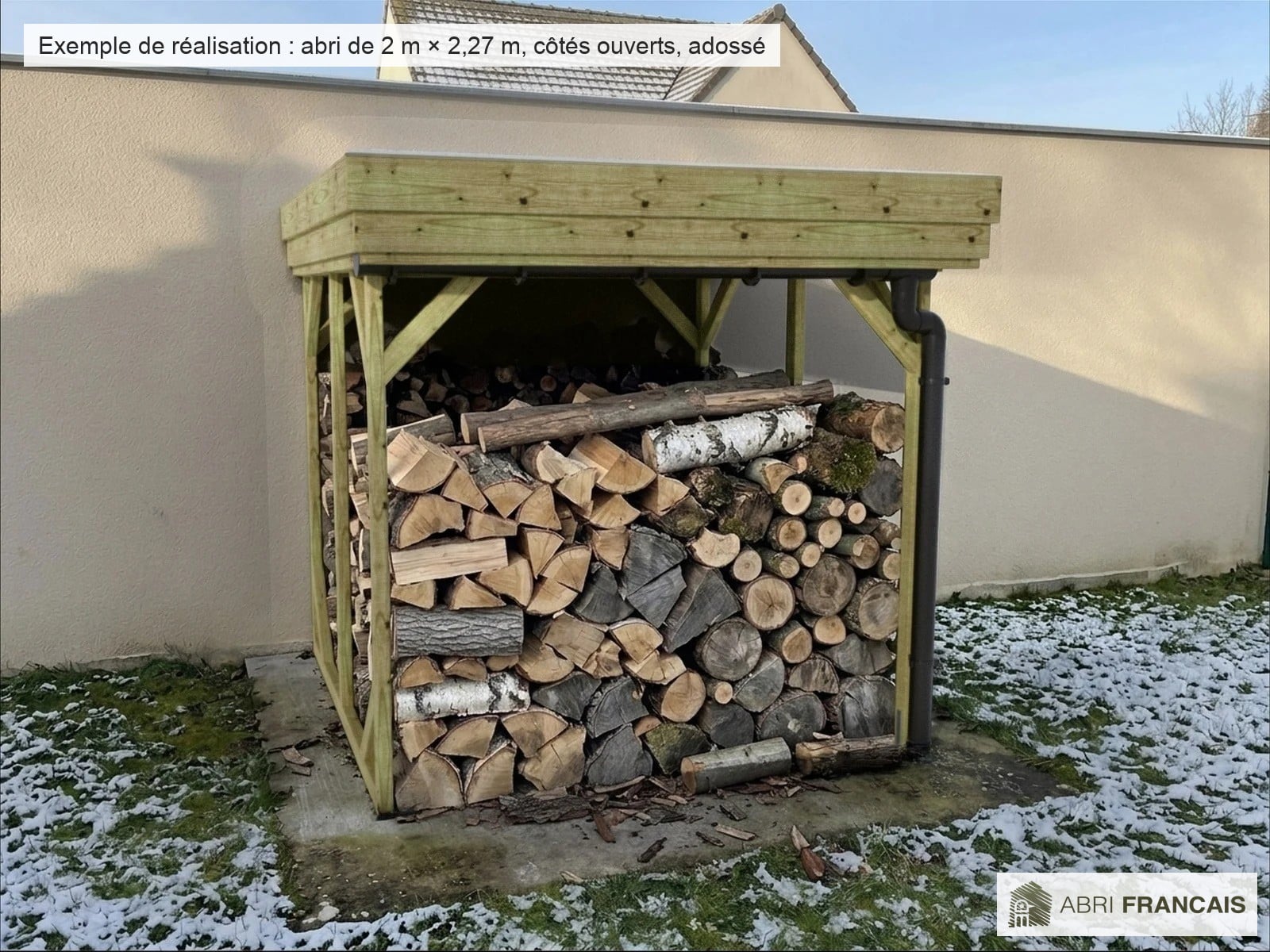 Abri à bûches 2 m × 2,27 m, avec gouttière – mise en situation