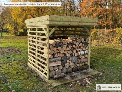 Abri à bûches 2 m × 2,27 m, adossé – mise en situation