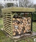 Abri à bûches 2 m × 2,27 m, adossé, avec gouttière – mise en situation