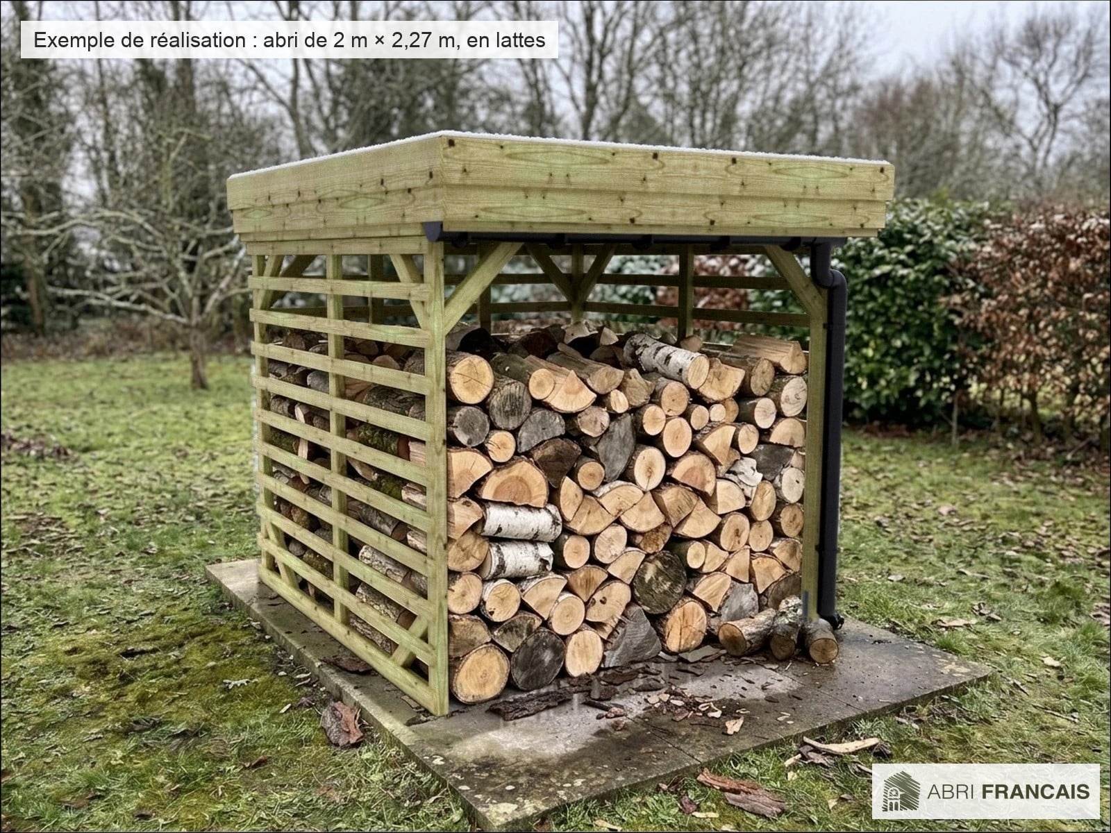Abri à bûches 2 m × 2,27 m, adossé, avec gouttière – mise en situation