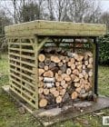 Abri à bûches 2 m × 2,27 m, avec gouttière – mise en situation